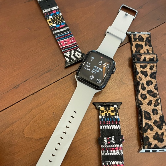 SOLD! Apple Watch SE 40MM - Picture 4 of 4